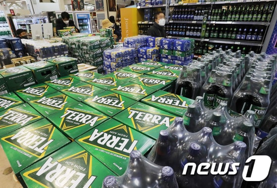 맥주와 막걸리 등 탁주에 붙는 세금이 오르면서 소비자 가격이 인상될 전망이다.2023.1.20/뉴스1 © News1 송원영 기자