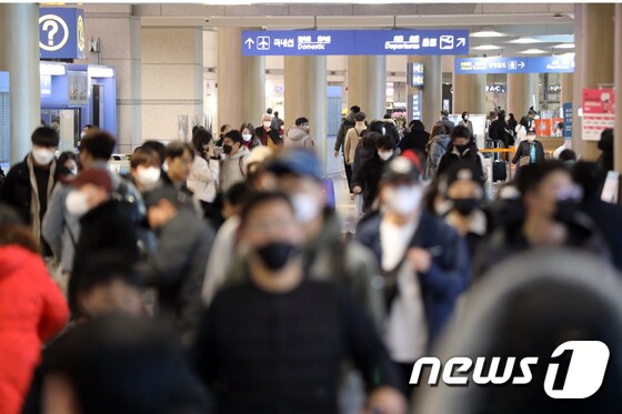 정부가 실내 마스크 착용 의무 해제 결정을 발표한 20일 인천국제공항 입국장에서 마스크를 착용한 승객들이 이동을 하고 있다. 2023.1.20/뉴스1 © News1 황기선 기자
