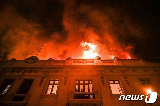 지난달 19일(현지시간) 페루 리마에서 디나 볼루아르테 대통령에 반대하는 시위 중 주택이 불길에 휩싸인 모습이다. 2023.1.19. © AFP=뉴스1 © News1 우동명 기자