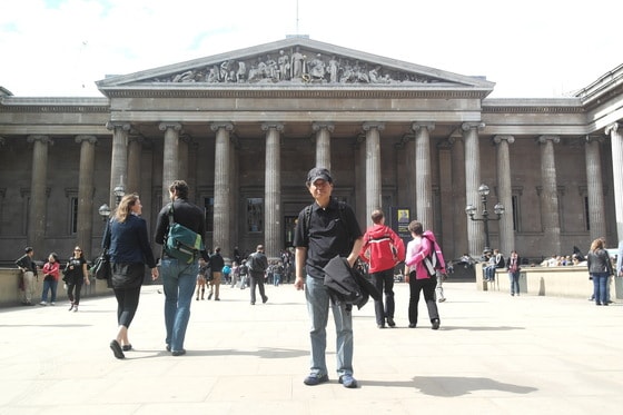 현장 답사 중인 강남길. 2013년 영국 런던 대영박물관 앞(델피스튜디오 제공)