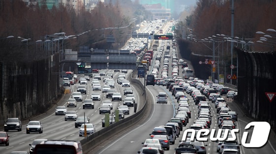 설 명절 연휴인 21일 서울 서초구 경부고속도로 잠원IC 부근이 귀성 차량들로 정체를 빚고 있다. 2023.1.21/뉴스1 © News1 이승배 기자