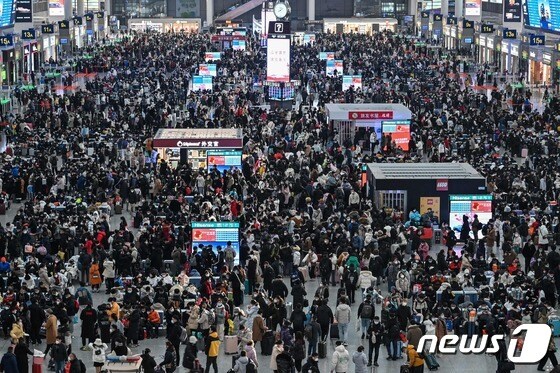 20일 중국 상하이 홍차오 기차역에 춘절을 맞아 귀향객들이 인산인해를 이루고 있다. © AFP=뉴스1 © News1 우동명 기자
