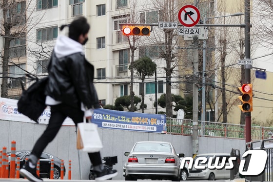 22일 서울의 한 교차로에 적신호시 우회전을 금지하는 교통 표지판과 신호등이 설치돼 있다. 2023.1.22/뉴스1 © News1 민경석 기자