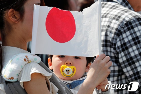 일본 도쿄에서 한 아이가 일장기를 들고 있는 모습. 2019.05.04. © 로이터=뉴스1 © News1 정윤영 기자