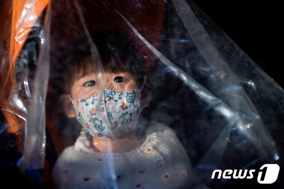 중국 상하이에서 한 아이가 마스크를 쓰고 있는 모습. 2020.03.05. © 로이터=뉴스1 © News1 정윤영 기자