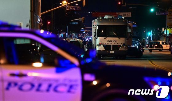 지난21일 밤 미국 캘리포니아주 몬테레이 파크의 음력설 행사장 인근 댄스 클럽에서에서 총격 사건이 발생해 경찰이 출동해 있다. © AFP=뉴스1