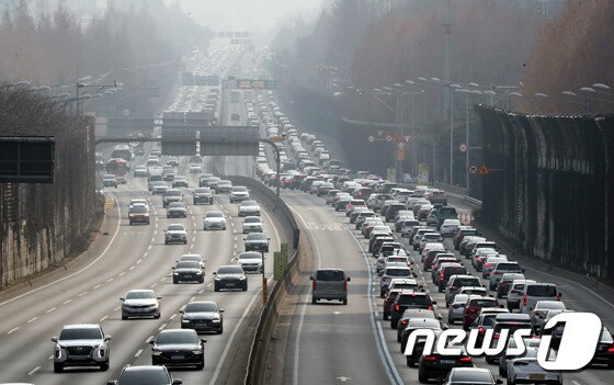 설 연휴인 23일 오후 경부고속도로 잠원IC 인근 서울방향(왼쪽)과 부산방향이 귀경과 나들이 차량으로 정체되고 있다. 2023.1.23/뉴스1 © News1 박세연 기자