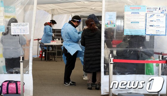 서울 중구 서울역광장 임시선별검사소를 찾은 시민들이 PCR 검사를 받기 위해 대기하고 있다./뉴스1 © News1 박지혜 기자