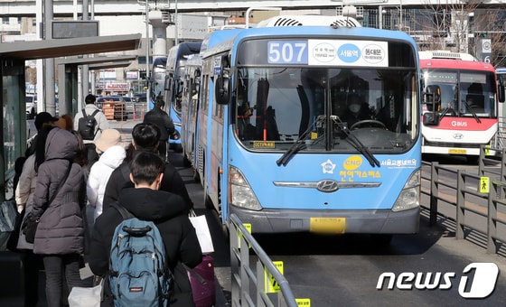 서울 중구 서울역 인근 버스전용차로에서 버스가 운행되고 있다. (뉴스1DB) © News1 김진환 기자