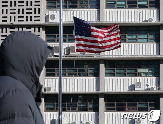 24일 오후 서울 종로구 주한 미국대사관에 조기가 게양돼 있다.  2023.1.24/뉴스1 © News1 김진환 기자