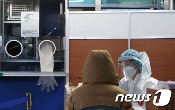 25일 오전 서울 동대문구 보건소 선별진료소를 찾은 시민이 PCR 검사를 받고 있다.  2023.1.25/뉴스1 © News1 김민지 기자