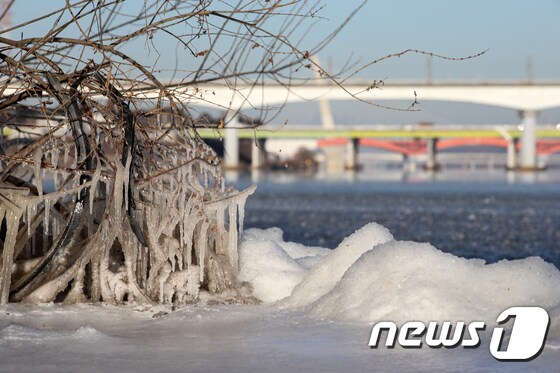 아침 최저기온이 영하 23도까지 떨어지는 등 전국에 한파가 이어지고 있는 25일 서울 여의도한강공원 일대에 얼음이 얼어있다. 2023.1.25/뉴스1 © News1 이승배 기자