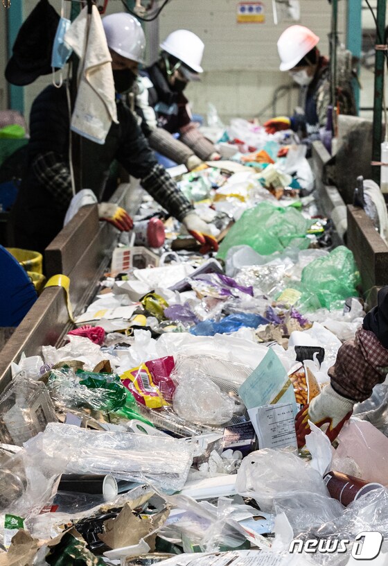 설 연휴가 끝난 25일 오전 서울 용산구재활용센터에서 직원들이 재활용 쓰레기 선별 작업을 하고 있다. 2023.1.25/뉴스1 © News1 이재명 기자