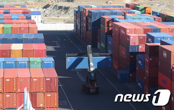  인천 연수구 인천신항에서 컨테이너 선적 작업이 진행되는 모습. 2023.1.25/뉴스1 © News1 송원영 기자