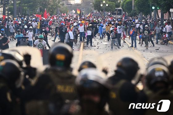 지난달 24일(현지시간) 페루의 수도 리마에서 페드로 카스티요 전 페루 대통령 탄핵에 불복한 시위대가 경찰 기동대와 대치하고 있다. 2023.1.24. © AFP=뉴스1 © News1 김성식 기자