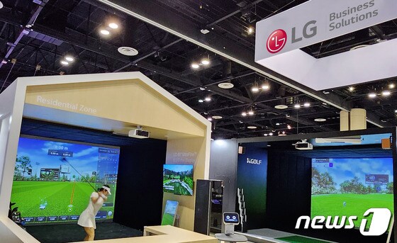 LG전자 전시관 내 조성한 레지덴셜 존에서 모델이 실내 골프를 즐기는 모습(LG전자 제공)