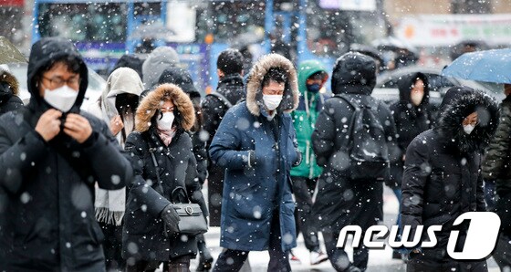 중부지방을 중심으로 많은 눈이 내리고 있는 26일 오전 서울 세종대로사거리에서 시민들이 출근길 발걸음을 재촉하고 있다. 2023.1.26/뉴스1 © News1 김도우 기자