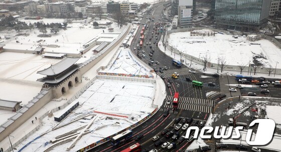 서울 종로구 광화문 인근 도로에서 차량들이 이동하고 있다. 2023.1.26/뉴스1 © News1 김명섭 기자