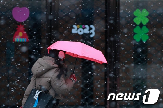 중부지방을 중심으로 많은 눈이 내리던 1월26일 오전 서울 마포구 신촌로에서 한 시민이 출근길을 서두르고 있다. 2023.1.26/뉴스1 © News1 안은나 기자
