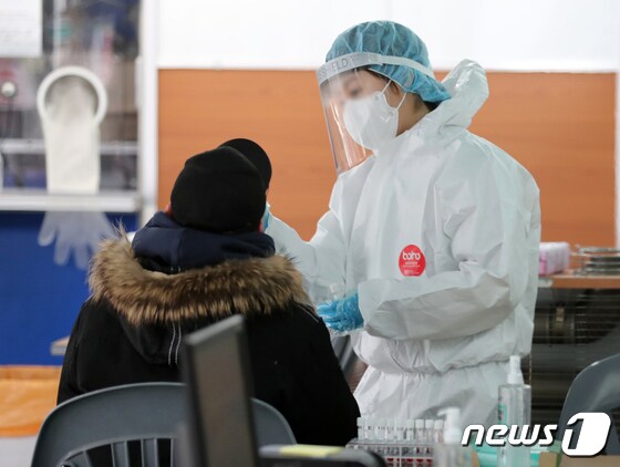 서울 동대문구 보건소 선별진료소에서 한 시민이 PCR 검사를 받고 있다. 2023.1.25/뉴스1 © News1 김진환 기자