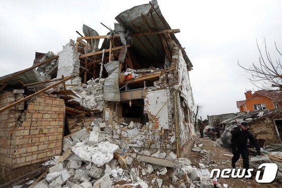 26일 (현지시간) 우크라이나 키이우 인근에서 러시아 군의 포격을 받아 박살이 난 주택이 보인다. © 로이터=뉴스1 © News1 우동명 기자