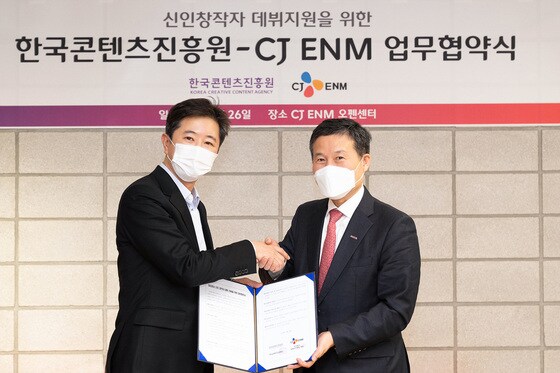 27일 CJ ENM은 전날 한국콘텐츠진흥원과 신인 창작자 지원을 위한 업무협약(MOU)을 체결했다고 밝혔다. 사진은 구창근 CJ ENM 대표(왼쪽)와 조현래 한국콘텐츠진흥원장이 기념 촬영을 하는 모습(CJ ENM 제공)
