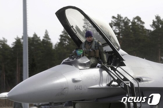지난 2015년 3월26일(현지시간) 미 공군 510 전투비행대대 조종사가 아마리 공군기지에서 F-16 전투기에서 내리고 있다. 2015.03.26/뉴스1 © 로이터=뉴스1 © News1 김민수 기자