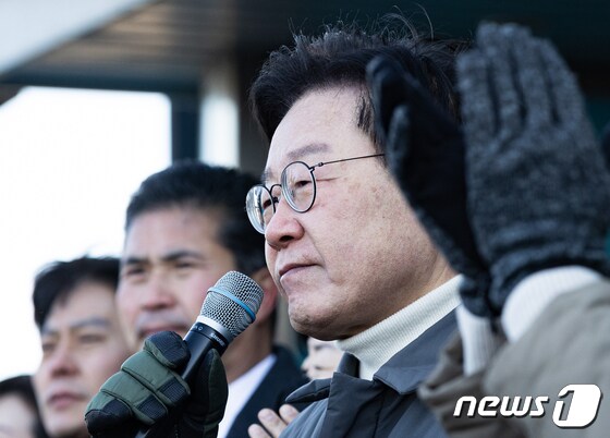 이재명 더불어민주당 대표가 27일 오후 전북 군산시 신영동 군산공설시장에서 연설을 하고 있다. 2023.1.27/뉴스1 © News1 이재명 기자