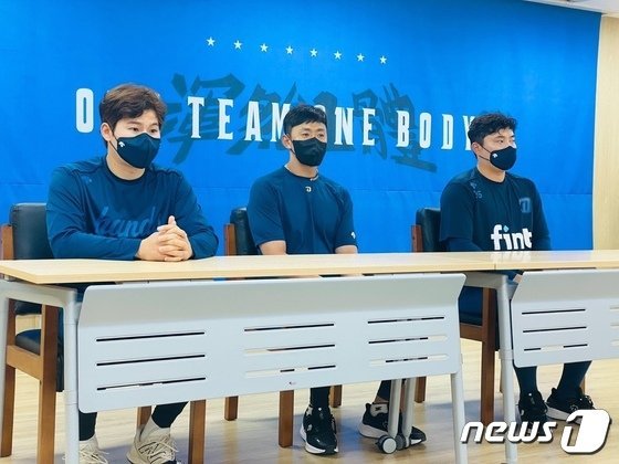 2022년 5월4일 출전정지 징계를 마치고 1군에 복귀한 NC 박민우(왼쪽부터), 이명기, 권희동이 인터뷰를 하고 있다. © 뉴스1