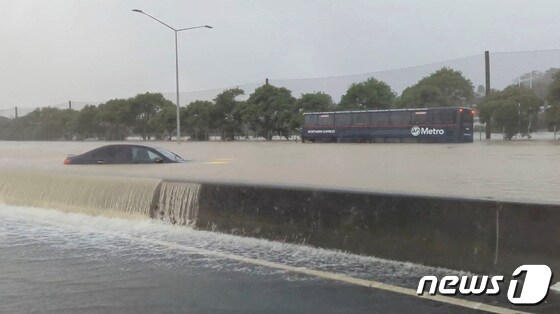 27일(현지시간) 뉴질랜드 오클랜드에 내린 사상 최다 폭우로 도로의 차량들이 물에 잠겨있다. 2023.01.27 © 로이터=뉴스1 © News1 정윤미 기자