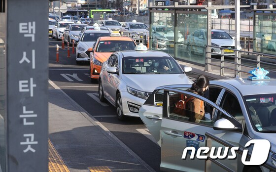 '난방비 폭탄'에 이어 2월부터는 서울 택시 기본요금이 1000원 인상되고 기본거리도 축소된다. 사진은 29일 서울역에서 택시를 이용하는 시민들의 모습. 2023.1.29/뉴스1 © News1 신웅수 기자