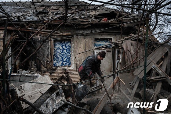 우크라이나 도네츠크의 차시우 야르에서 러시아 군의 로켓 포격을 받아 부서진 주택이 보인다. © AFP=뉴스1 © News1 우동명 기자