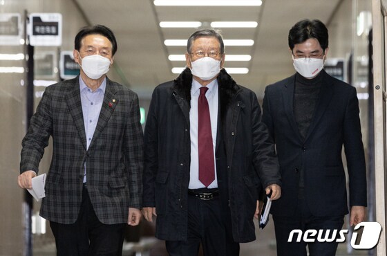 유흥수 국민의힘 선거관리위원장(가운데)과 김석기 부위원장(왼쪽). 2023.1.3/뉴스1 © News1 이재명 기자