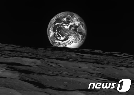 사진은 달 상공 344km에서 촬영한 지구 모습.  (항공우주연구원 제공) 2023.1.3/뉴스1 © News1 김기태 기자