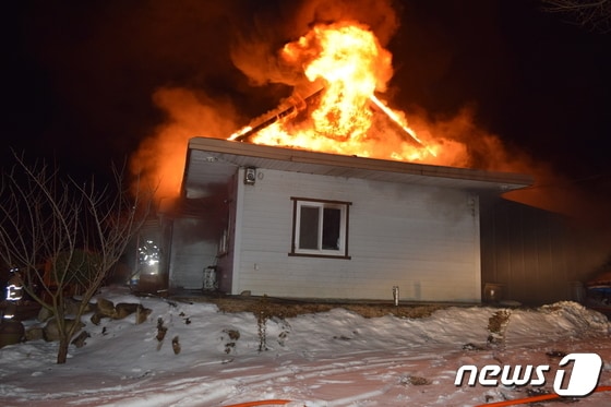 29일 오후 7시10분께 전북 고창군 신림면의 한 단독주택에서 불이났다.(전북소방본부 제공)2023.1.30/뉴스1