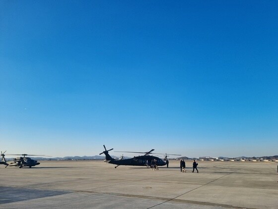 로이드 오스틴 미국 국방장관이 30일 평택 오산공군기지에서 블랙호크 헬기에 탑승하고 있다.(국방부 공동취재단)