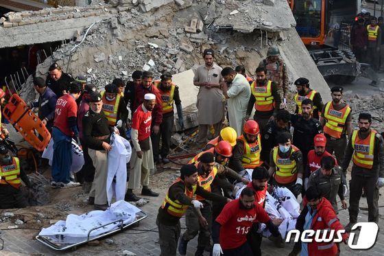 30일(현지시간) 파키스탄 페샤와르의 한 이슬람 사원에서 폭탄 공격이 발생해 최소 47명이 숨지고 150명이 다쳤다. © AFP=뉴스1 © News1 강민경 기자