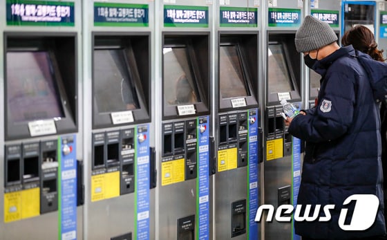 서울 시내 지하철역에서 시민들이 승차권을 구매하는 모습. /뉴스1 © News1 김도우 기자