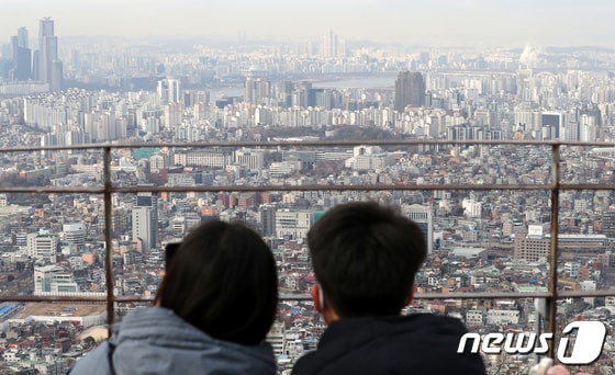 서울 남산에서 바라본 아파트 단지의 모습. 2023.1.31/뉴스1 © News1 김진환 기자