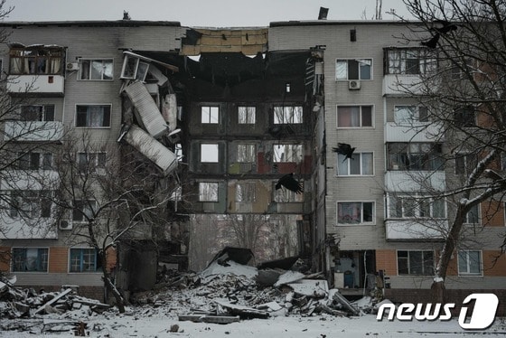 지난달 30일(현지시간) 우크라이나 도네츠크 바흐무트에서 러시아 군의 포격을 받아 박살난 건물이 보인다. © AFP=뉴스1 © News1 우동명 기자