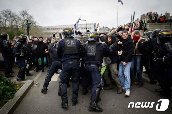프랑스 경찰이 31일(현지시간) 낭트 연금개혁 반대 시위에서 시위대를 밀어내고 있다. 2023. 1. 31. © AFP=뉴스1 © News1 최서윤 기자