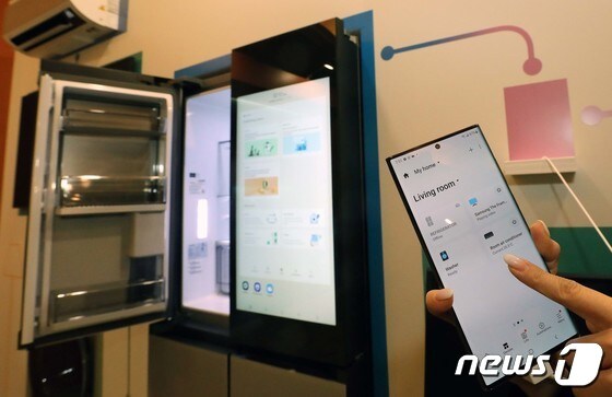 냉장고를 연결된 스마트폰으로 제어하고 있다.  2023.1.4/뉴스1 © News1 임세영 기자