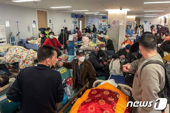 3일(현지시간) 코로나19 확산 속 중국 상하이 통렌 병원 로비에 환자가 꽉 찬 모습이 보이고 있다. © AFP=뉴스1 © News1 우동명 기자