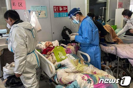 지난 3일(현지시간) 코로나19 확산 속 중국 상하이 통렌 병원에서 응급 환자가 의료진의 치료를 받고 있다. © AFP=뉴스1 © News1 우동명 기자