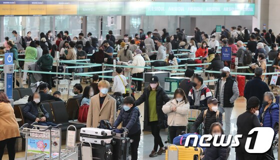 인천국제공항 제1터미널 출국장이 해외여행을 떠나려는 여행객들로 붐비고 있다.2023.1.4/뉴스1 © News1  
