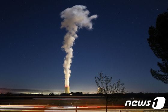 3일(현지시간) 프랑스 듄느에서 프랑스전력공사(EDF) 원자력발전소가 한밤중에 수증기를 내뿜으며 정상 가동되고 있다. 2023.1.3. © AFP=뉴스1 © News1 김성식 기자