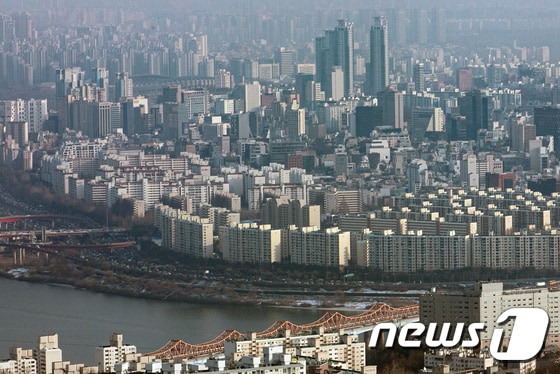 서울 중구 남산에서 바라본 도심의 아파트 단지. 2023.1.5/뉴스1 © News1 이승배 기자