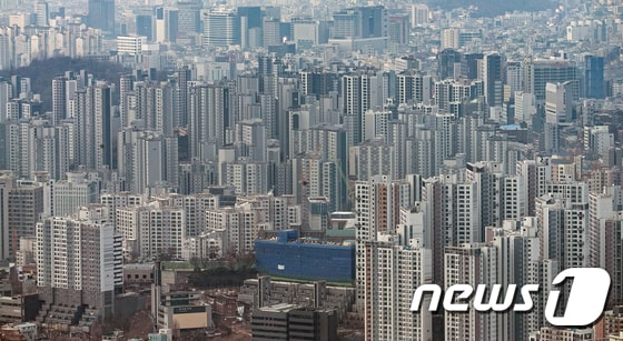  서울 중구 남산에서 바라본 도심의 아파트 단지. 2023.1.5/뉴스1 © News1 이승배 기자