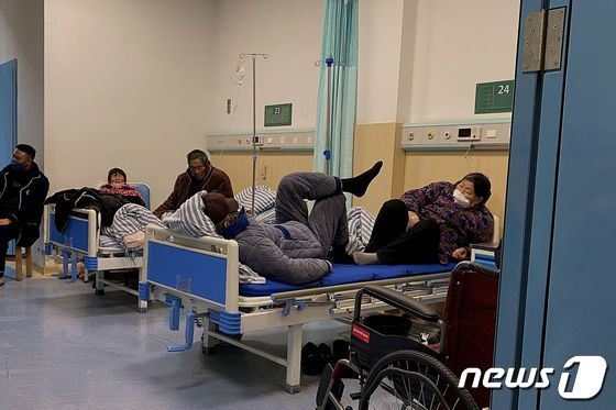 5일(현지시간) 코로나19 확산 속 중국 안후이성 펑양 인민 병원에서 한 침상에 두 명의 환자가 사용을 하고 있다.  2023.01.06© AFP=뉴스1 © News1 우동명 기자
