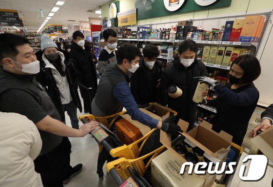 6일 서울 이마트 용산점에서 시민들이 매장 개장 시간에 맞춰 위스키를 구매하고 있다.. 2023.1.6/뉴스1 © News1 신웅수 기자